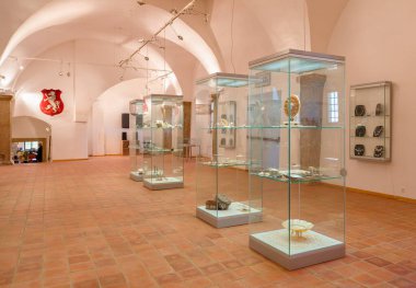 Zirovnice, geleneksel giyim ve eski düğme makinelerinde düğme ve dikiş makineleri müzesinin içini görmek