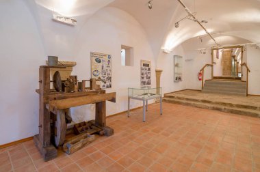 Zirovnice, geleneksel giyim ve eski düğme makinelerinde düğme ve dikiş makineleri müzesinin içini görmek