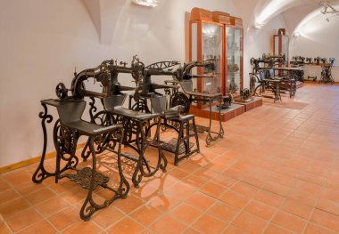 Zirovnice, geleneksel giyim ve eski düğme makinelerinde düğme ve dikiş makineleri müzesinin içini görmek