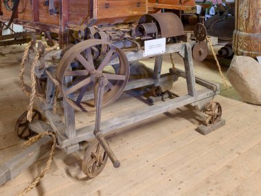 Zirovnice 'deki tarihi ambarın içini incele, geleneksel kıyafetler, yemekler ve eski tarım makineleri.