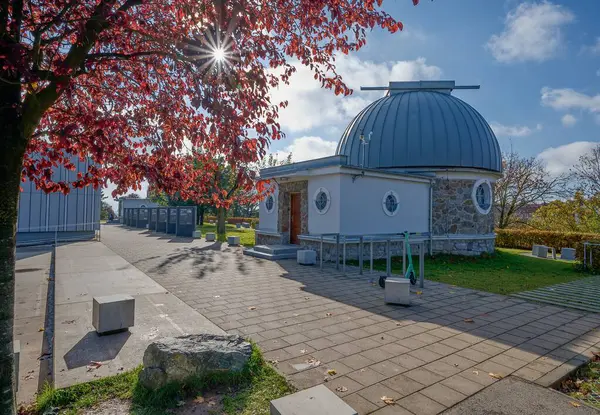 Brno 'daki gözlemevinin sonbahar manzarası