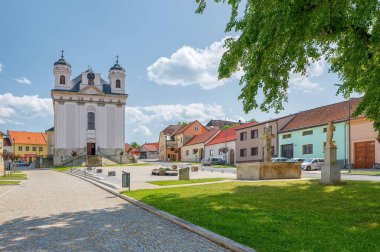 Batelov meydanı manzaralı, St. Petr ve Pavel kilisesi, çeşme, banklar.