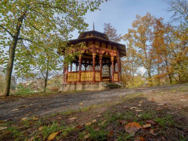 Havlickuv Brod 'daki Budoucnost Parkı' ndaki ahşap çardak.