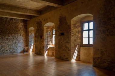 Sadece Lipnice kalesinin odalarından, pencerelerden, taş duvarlardan.