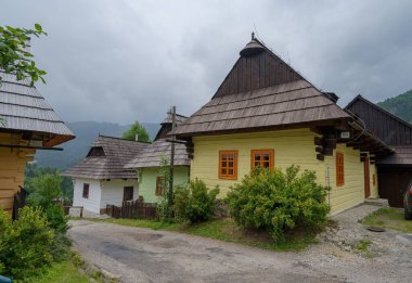 Açık hava müzesindeki tarihi binaların görüntüsü Vlkolinec (SK)