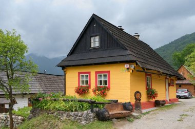 Açık hava müzesindeki tarihi binaların görüntüsü Vlkolinec (SK)