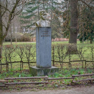St. Petersburg 'daki Rus yazar anıtı.