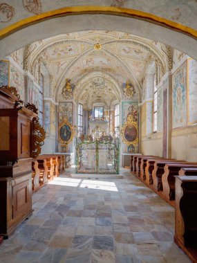 Telc 'teki şatonun manzarası, kilisenin içi.