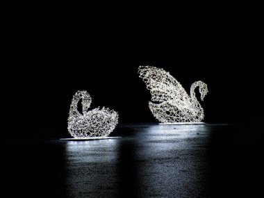 Svetla Nad Sazavou şatosunun yakınındaki parkta aydınlatılmış Noel süsleri