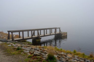 Dalgakıranın manzarası Velky Parezity göleti, sisli bir gün