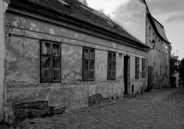 Eski Avrupa şehrinin siyah beyaz fotoğrafı