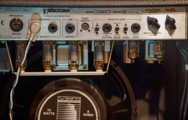 VHT Pittbull 30 'un gitar kombinasyonuna bir göz atalım.