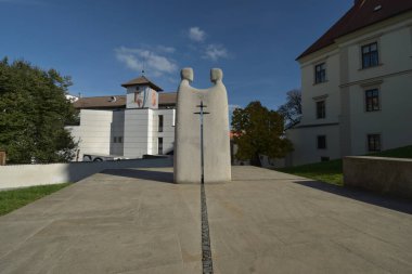 Brno 'daki Petrov' daki Cyril ve Methodius heykeli.