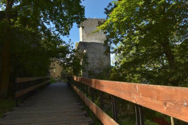 Choustnik şatosunun yıkıntılarının manzarası