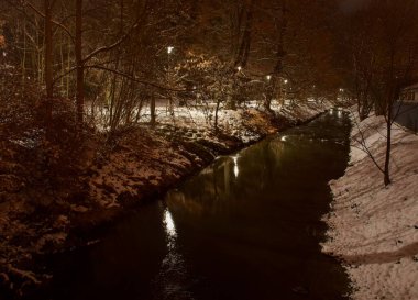 Gece manzarası Pelhrimov, kış, kar