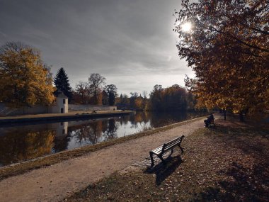 Sonbahar öğleden sonra Ceska Budejovice 'deki Malsa Nehri' nin sonunda.