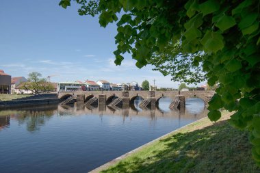 Pisek şehrinin manzarası, eski taş köprü.