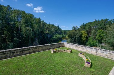 Kost şatosundan vadiye, ormana, yeşilliğe