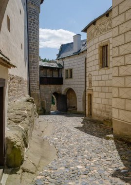 Kost Kalesi 'ndeki avluya giden yolun manzarası