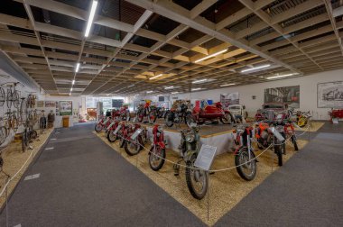 Liberec Teknik Müzesi 'nin sergisi, eski motosikletler ve arabalar