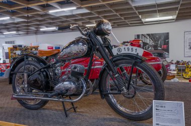 Liberec Teknik Müzesi 'nin açılışı, eski motosikletler ve arabalar, JAWA 125