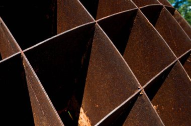 Büyük metal yapısı olan metal bir levha.