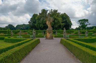 Park manzarası ve Kuks Hastanesi yakınlarındaki Hristiyan Savaşçı heykeli.