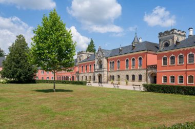 Sychrov Kalesi 'nin girişi, güneşli Ağustos günü