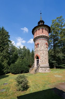 Sychrov Kalesi 'ndeki portakalların yakınındaki kule manzarası