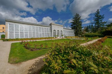 Telc 'teki kale parkındaki seranın manzarası, sonbahar güneşi, dramatik gökyüzü.