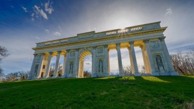 Reistna 'daki Colonnade manzarası, bahar, güneşli gün, taze çimen