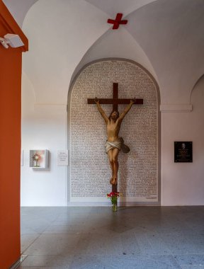 Manastır koridorları, tarihi bina manzarası.
