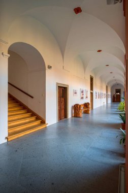 Manastır koridorları, tarihi bina manzarası.