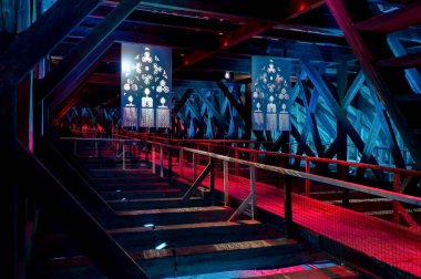 Brno 'daki St. Jakub kilisesinin yeniden inşa edilmiş çatıları, renkli ışıklar, kirişler, aydınlatılmış paneller.