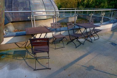 Bahçe masası manzarası ve terasta sandalyeler, sonbahar güneşi