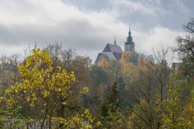 Aziz Yakup Kilisesi 'nin uzak manzarası. Jihlava' da, sisli, sonbahar günü.