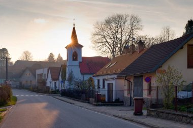 Çek Cumhuriyeti 'nin Vysocina kentindeki Horni Ves köyünde sonbahar akşamının başlarında