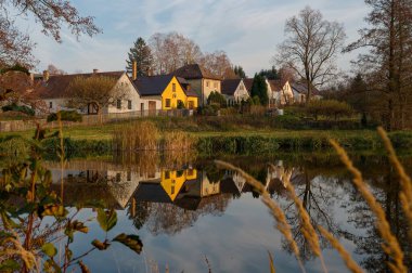 Çek Cumhuriyeti 'nin Vysocina kentindeki Horni Ves köyünde sonbahar akşamının başlarında
