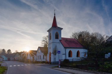 Çek Cumhuriyeti 'nin Vysocina kentindeki Horni Ves köyünde sonbahar akşamının başlarında