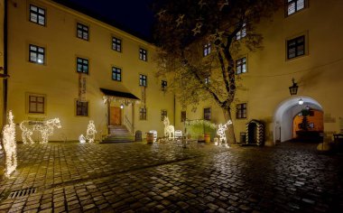 Pilberk Kalesi 'nin Noel süslemeli bölümünün gece görüşü, aydınlanmış figürler