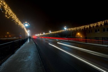 Svetla nad Sazavou 'daki Noel süslü köprünün manzarası