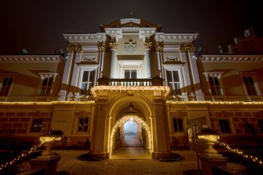 Svetla Nad Sazavou 'daki kalenin girişi, Noel süslemeleri.