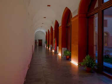 Zeliv 'deki manastır koridorlarının akşam manzarası