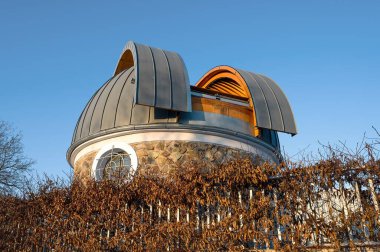 Brno Gözlemevi ve Gözlemevi, Kubbeli gözlemevinin kış manzarası, akşam, batan güneşin arkadan ışığı, kar.
