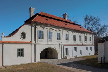 Eliv 'deki manastırdaki yenilenmiş prelature binasının manzarası.