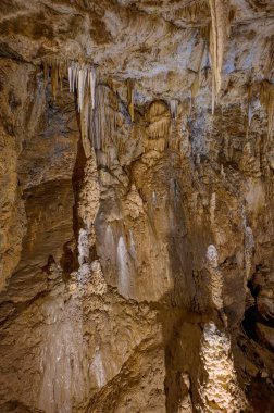 Punkva Mağarası 'nın içi aydınlanmış sarkıtlar, dikitler ve kireçtaşı oluşumlarıyla dolu, Moravian Karst, Çek Cumhuriyeti.