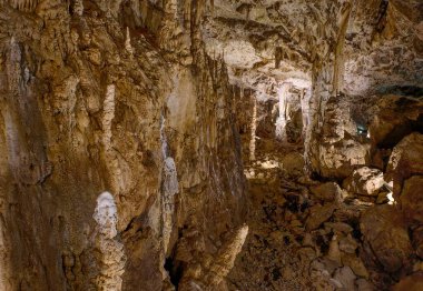 Punkva Mağarası 'nın içi aydınlanmış sarkıtlar, dikitler ve kireçtaşı oluşumlarıyla dolu, Moravian Karst, Çek Cumhuriyeti.