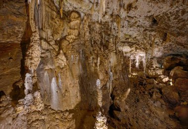 Punkva Mağarası 'nın içi aydınlanmış sarkıtlar, dikitler ve kireçtaşı oluşumlarıyla dolu, Moravian Karst, Çek Cumhuriyeti.