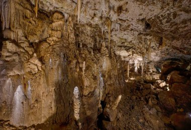 Punkva Mağarası 'nın içi aydınlanmış sarkıtlar, dikitler ve kireçtaşı oluşumlarıyla dolu, Moravian Karst, Çek Cumhuriyeti.
