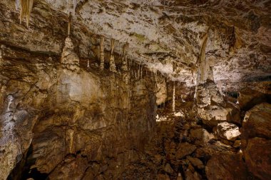 Punkva Mağarası 'nın içi aydınlanmış sarkıtlar, dikitler ve kireçtaşı oluşumlarıyla dolu, Moravian Karst, Çek Cumhuriyeti.